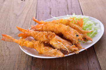 Fried prawn, put in the dish