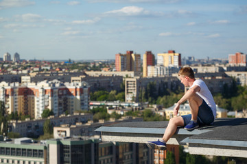 Fototapeta premium Roofer at the edge of the roof