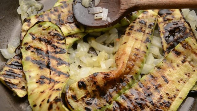 Berenjena a la parrilla Grilled eggplant Aubergines grill&eacute;es Melanzane grigliate Gegrillte Auberginen Grillowany bakłażan