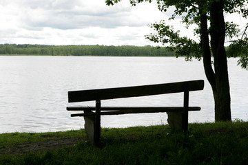 Fototapeta na wymiar Lakeside bench