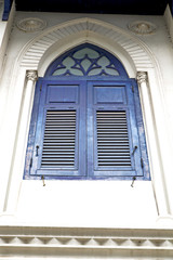 window   in  gold    temple   venetian blind