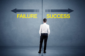 Obraz premium Businessman standing in front of success and failure arrow concept