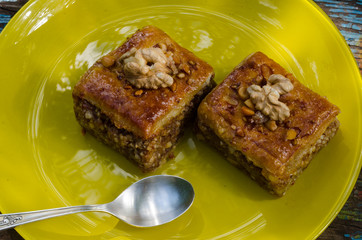 Десерт на жёлтом блюде с ложечкой