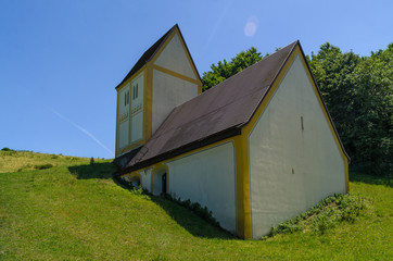 Eine im Berg versunkene Kirche