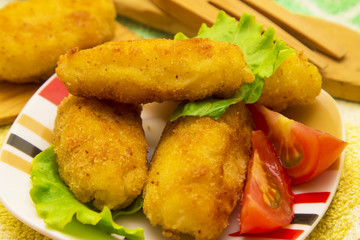 Croquettes with lettuce and tomato with wooden cutlery