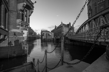 Obraz premium Brücke über einen Kanal in Hamburg (schwarzweiß)