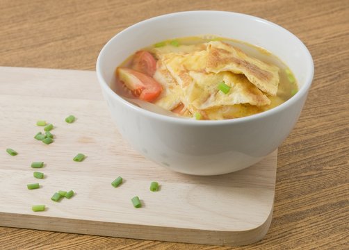 Thai Omelet Clear Soup with Tomatoes, Onion and Chopped Scallion