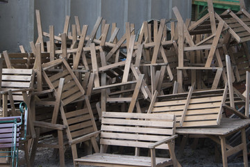 chaises en bois en désordre