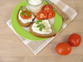 Schnittchen mit aufgeschlagenem Feta