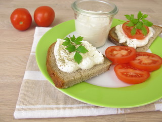 Schnittchen mit aufgeschlagenem Feta