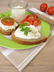 Schnittchen mit aufgeschlagenem Feta