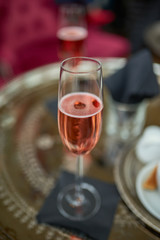 Glas mit edlem Rosé Champagner