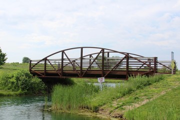 Fototapeta na wymiar The walking bridge over the lakes in the park