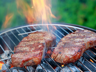 deftige rumpsteaks auf dem grill