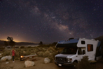 Campen mit dem Wohnmobil unter Sternenhimmel und Milchstraße in den Alabama Hills am Fuße der Sierra Nevada bei Lone Pine, Kalifornien - obrazy, fototapety, plakaty