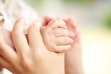 Obraz na płótnie Canvas ママと赤ちゃんが握手