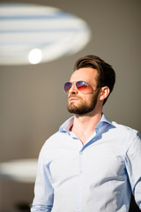 Business Mann mit Sonnebrille modern
