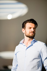 Business Mann mit Sonnebrille modern