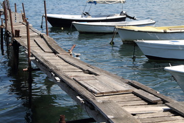 Fototapeta na wymiar viele Ruderboote am Steg