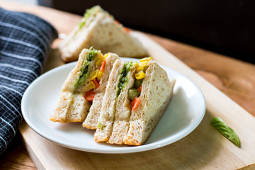 sandwich bread on chopping board