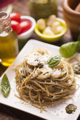 spaghetti with pesto sauce