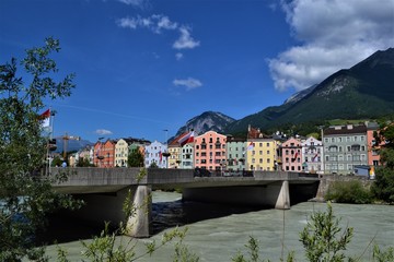 Fototapeta na wymiar Brücke in Innsbruck mit Berglandschaft
