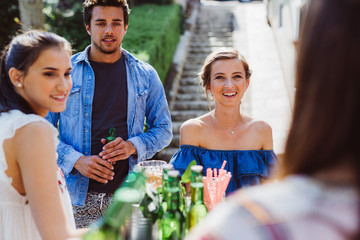 Gartenparty Freunde unterhalten sich