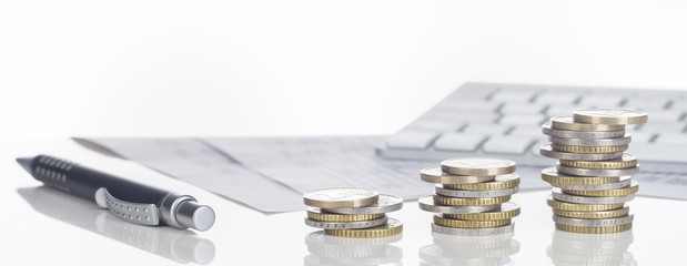 Finanzen, Euro Münzstapel, Kugelschreiber, Tabellen,  und Tastatur, Panorama, Hintergrund
