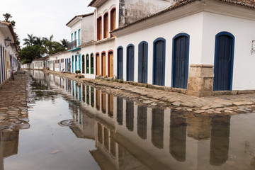Gasse mit Hochwasser in Paraty, Brasilien
