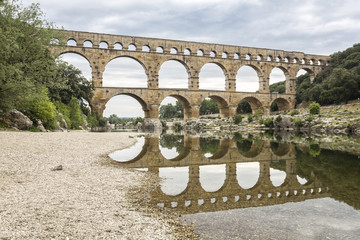 Pont du Gard in Frankreich mit Wasserspiegelung