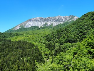 鍵掛峠から見る大山初夏の眺望　大山　鳥取