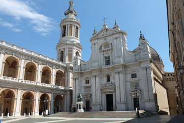 Fototapeta na wymiar Basilika Loreto mit Kirchturm vor Blau