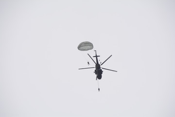 Parachute soldiers from the helicopter