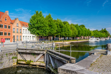Obraz premium Bruges (Brugge) cityscape with water canal and bridge