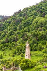 Старая башня на скалах в живописном горном ущелье, горный пейзаж, архитектура, достопримечательности Северного Кавказа