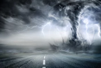 Fototapeten Mächtiger Tornado unterwegs in stürmischer Landschaft © Romolo Tavani