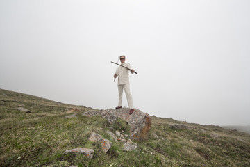 Obraz premium Businessman with swords in nature, man in mountains