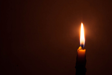 Naklejka premium candle in the dark