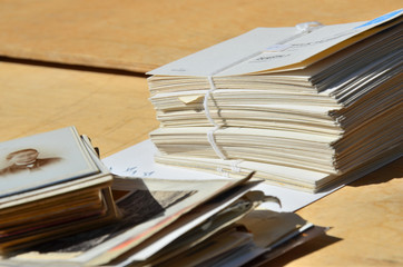 Briefe und Fotos auf dem Flohmarkt