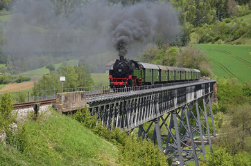 Fototapeta premium Sauschwänzlebahn na przejściu doliny Epfenhofen, Schwarzwald