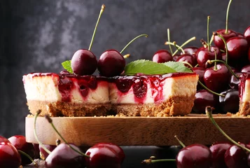 Selbstklebende Fototapeten Home made cherry cake with vanilla, cream cheese and black cherries © beats_