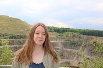Porträt  Mädchen vor Natursteinbruch