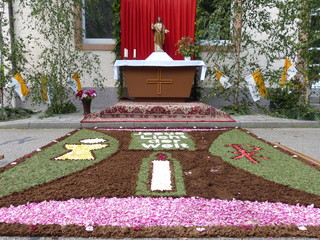 Fronleichnam blumenteppich tisch altar schrift jesus