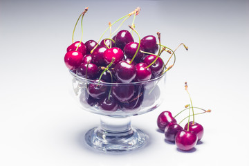 Вишня в мисочке, черешня в мисочке