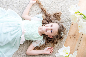 Obraz na płótnie Canvas Beautiful little girl in mint dress celebrates her birthday