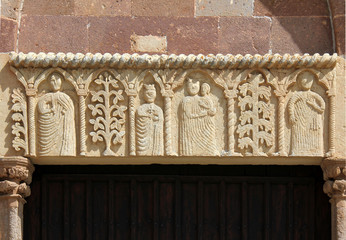 l'architrave del portale della chiesa romanica di San Pietro Extramuros presso Bosa (Oristano,...