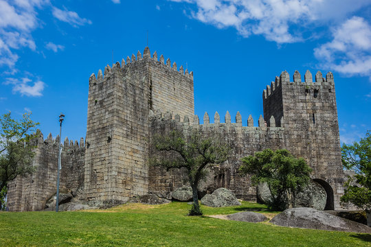 Castle of Guimaraes - medieval castle in the municipality Guimaraes, in the northern region of Portugal. It was built under the orders of Mumadona Dias in the 10th century.