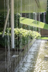 Wasserspiele - künstlicher Wasserfall mit Wasserbecken