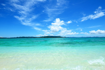 Fototapeta na wymiar 沖縄の青い海とさわやかな空