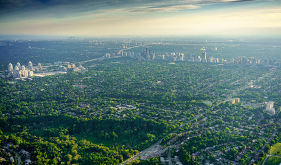 Obraz premium Elevated view of residential suburbs and urban areas, Toronto, Ontario, Canada.